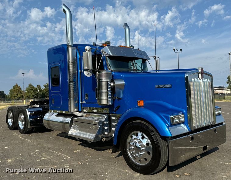 image for item NQ9754 2022 Kenworth W900 semi truck