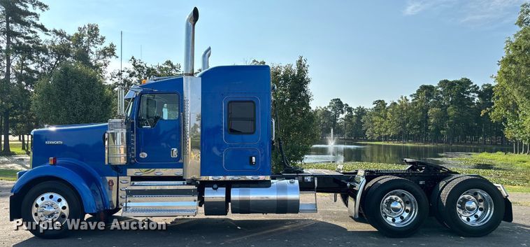 image for item NQ9754 2022 Kenworth W900 semi truck
