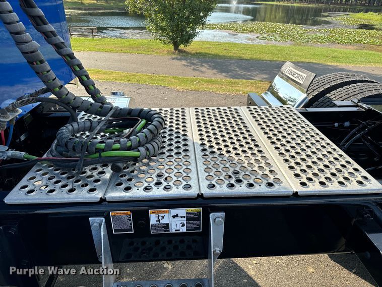 image for item NQ9754 2022 Kenworth W900 semi truck