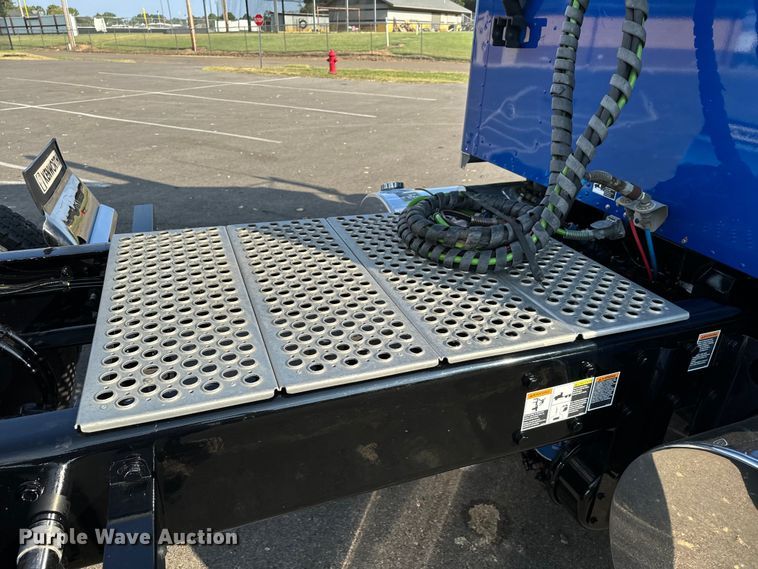 image for item NQ9754 2022 Kenworth W900 semi truck