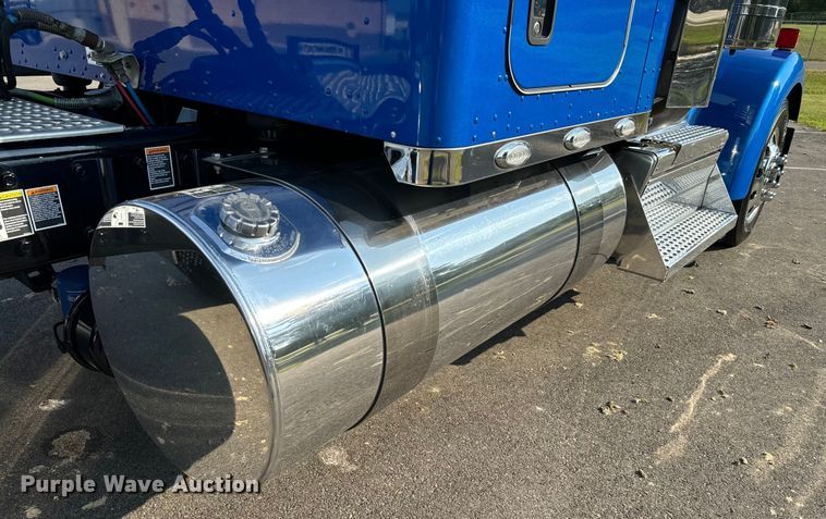 image for item NQ9754 2022 Kenworth W900 semi truck