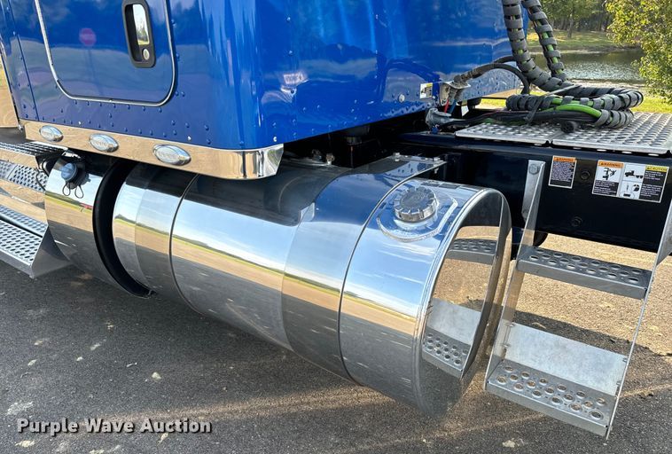 image for item NQ9754 2022 Kenworth W900 semi truck