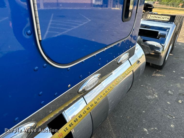 image for item NQ9754 2022 Kenworth W900 semi truck