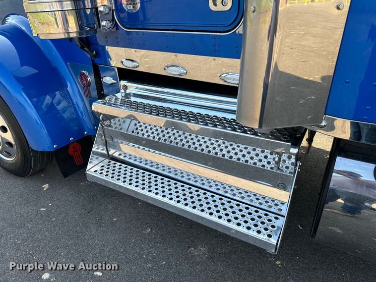 image for item NQ9754 2022 Kenworth W900 semi truck