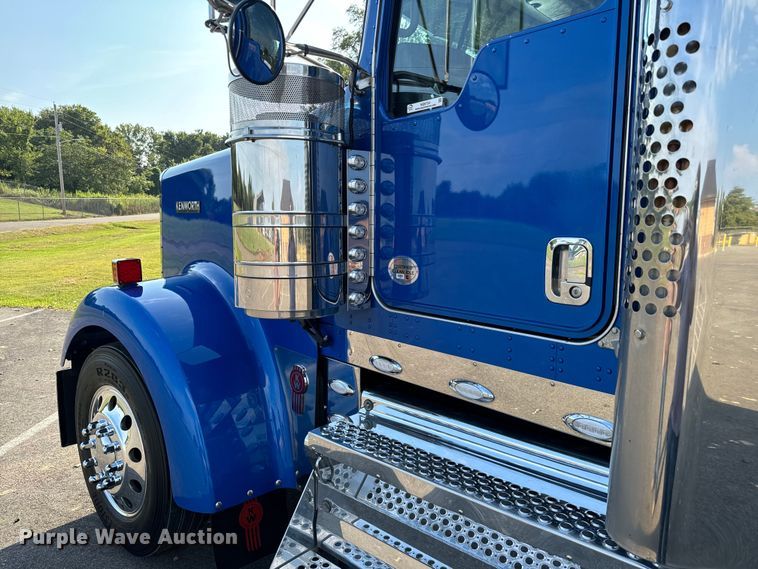 image for item NQ9754 2022 Kenworth W900 semi truck
