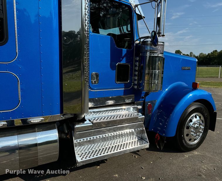 image for item NQ9754 2022 Kenworth W900 semi truck