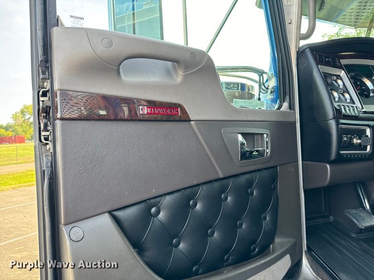 image for item NQ9754 2022 Kenworth W900 semi truck