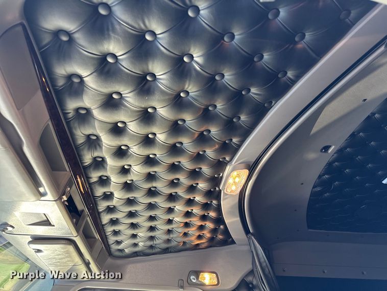 image for item NQ9754 2022 Kenworth W900 semi truck