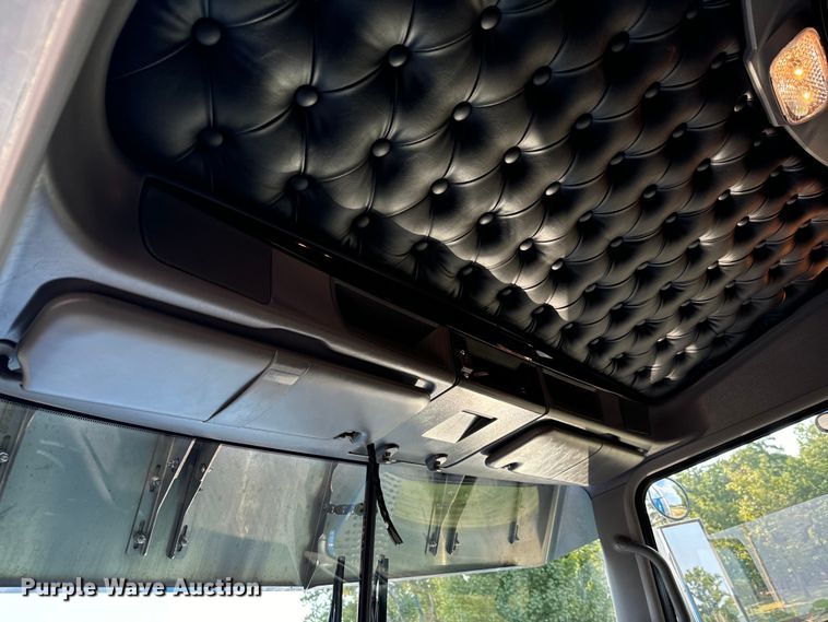 image for item NQ9754 2022 Kenworth W900 semi truck