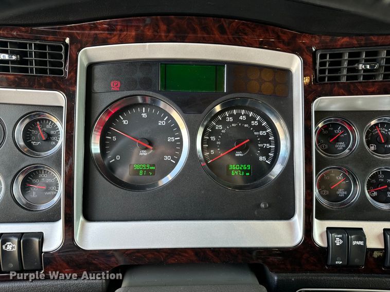 image for item NQ9754 2022 Kenworth W900 semi truck