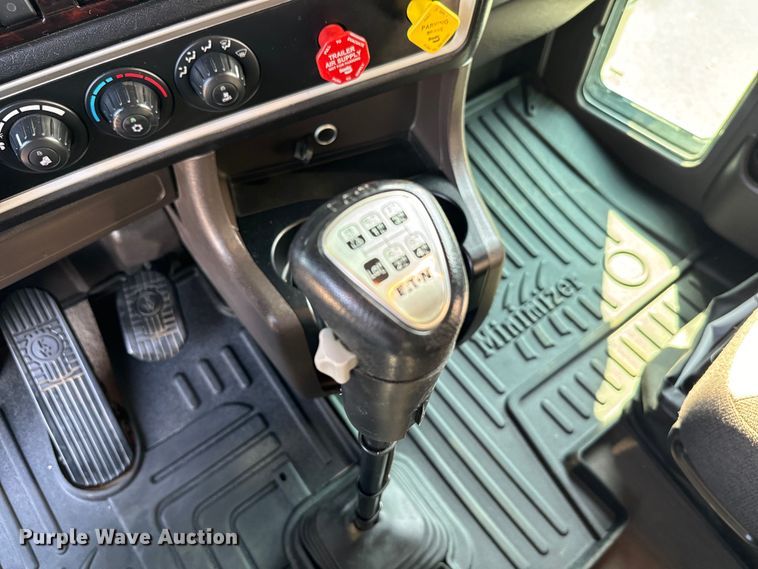 image for item NQ9754 2022 Kenworth W900 semi truck