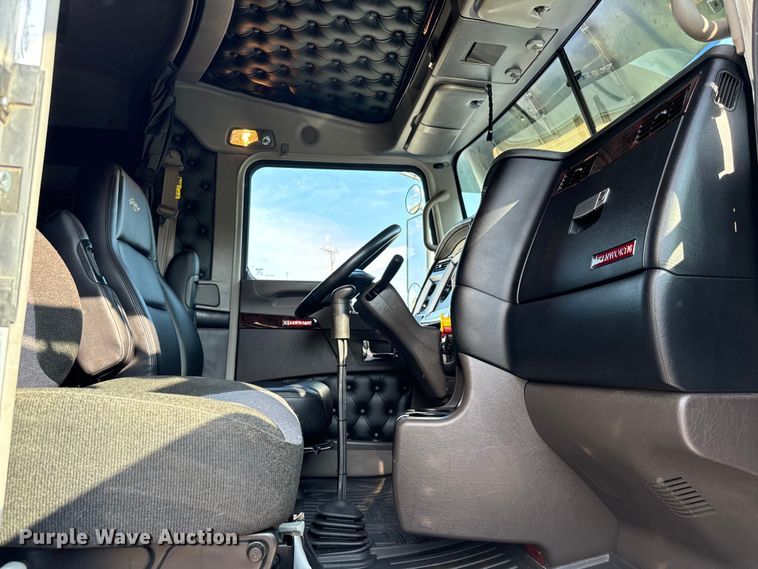 image for item NQ9754 2022 Kenworth W900 semi truck