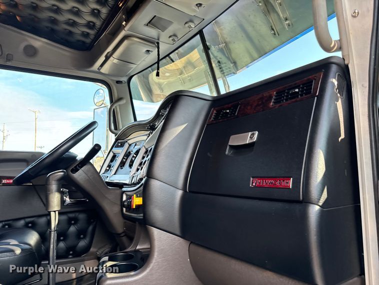 image for item NQ9754 2022 Kenworth W900 semi truck