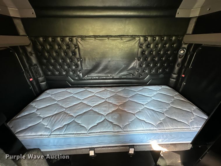 image for item NQ9754 2022 Kenworth W900 semi truck