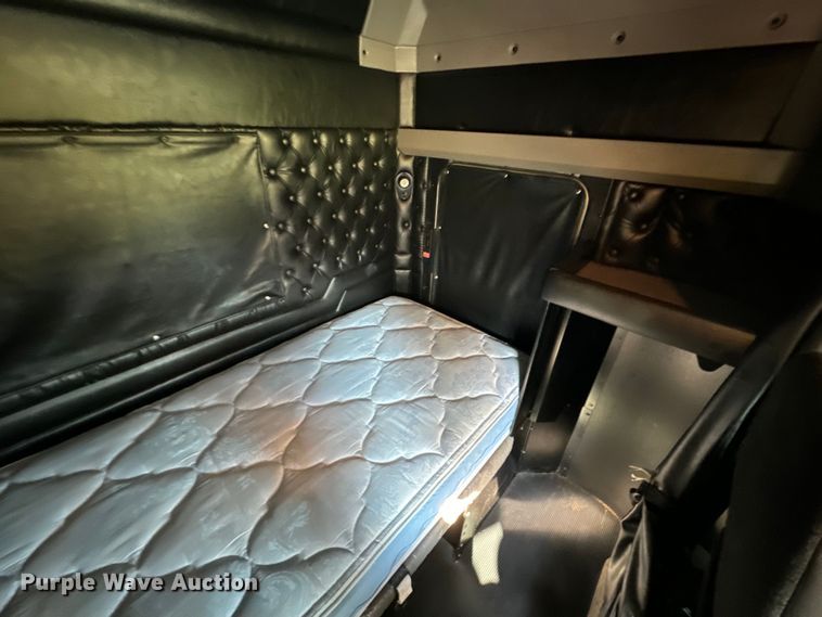 image for item NQ9754 2022 Kenworth W900 semi truck