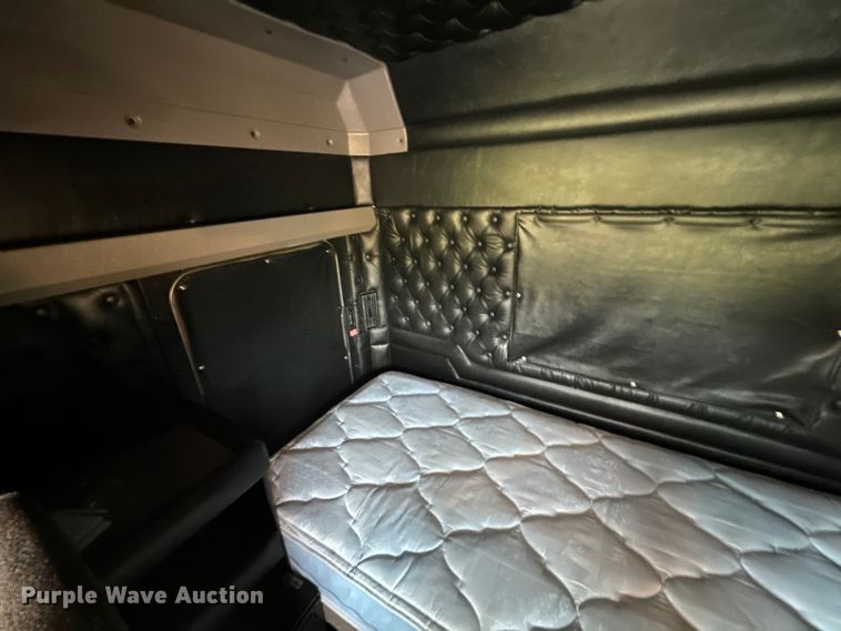 image for item NQ9754 2022 Kenworth W900 semi truck