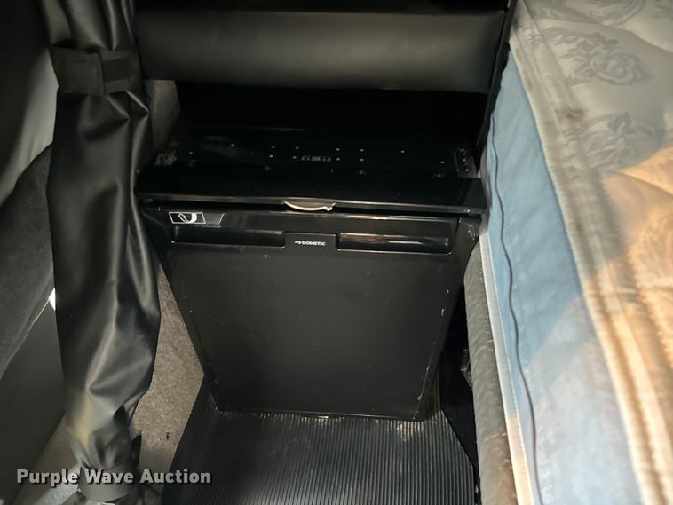 image for item NQ9754 2022 Kenworth W900 semi truck