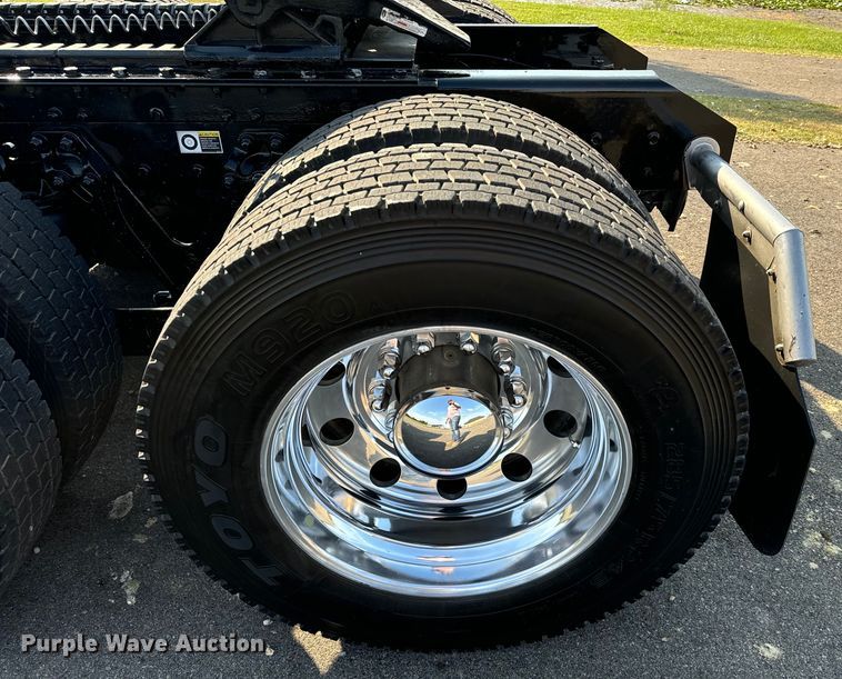 image for item NQ9754 2022 Kenworth W900 semi truck