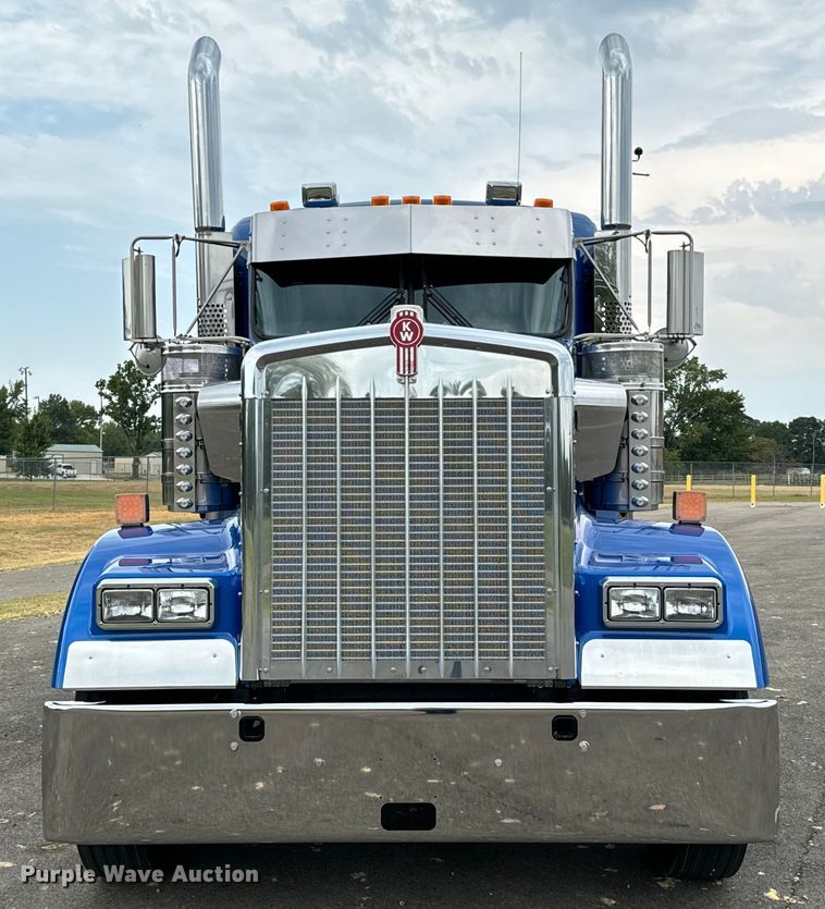 image for item NQ9756 2022 Kenworth W900 semi truck