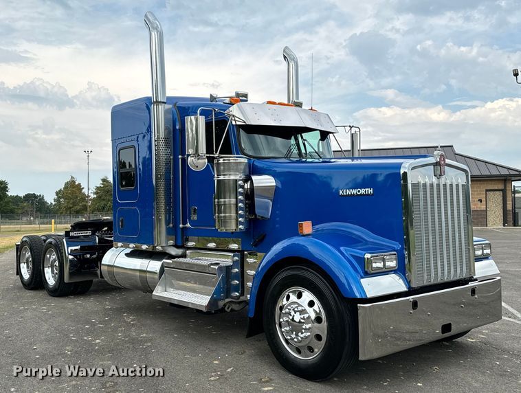 image for item NQ9756 2022 Kenworth W900 semi truck