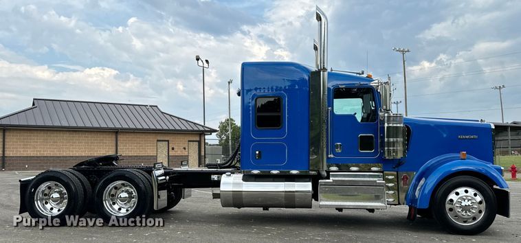 image for item NQ9756 2022 Kenworth W900 semi truck