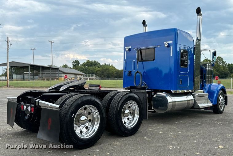 image for item NQ9756 2022 Kenworth W900 semi truck