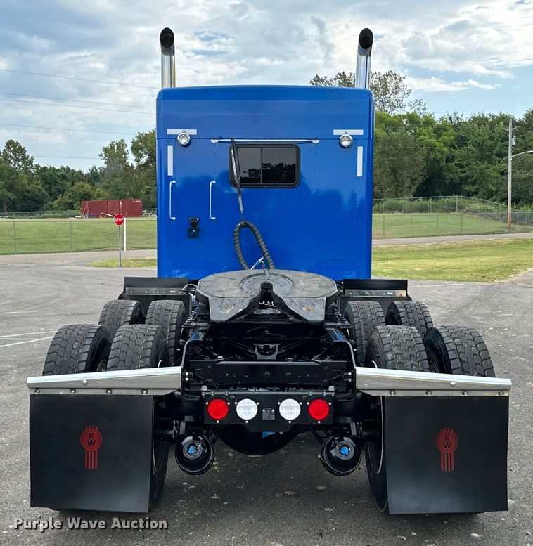 image for item NQ9756 2022 Kenworth W900 semi truck