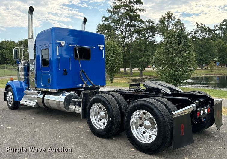 image for item NQ9756 2022 Kenworth W900 semi truck