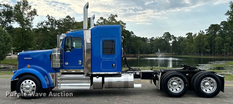 image for item NQ9756 2022 Kenworth W900 semi truck