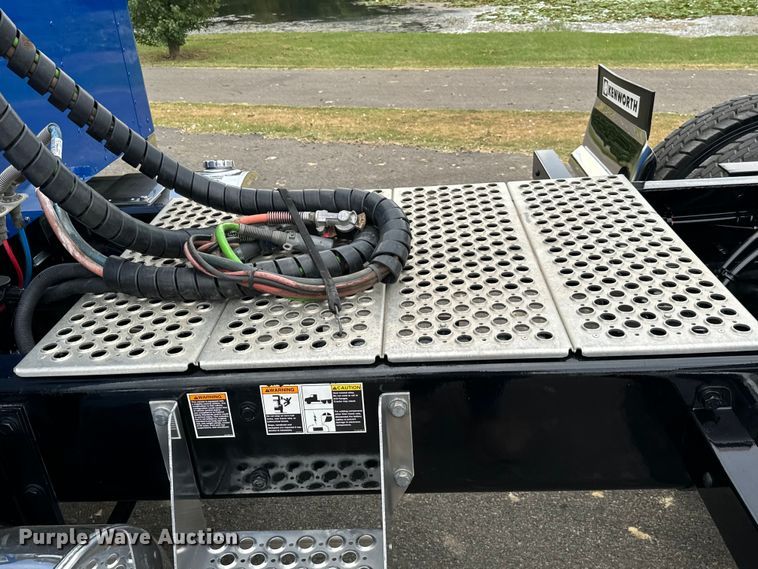 image for item NQ9756 2022 Kenworth W900 semi truck