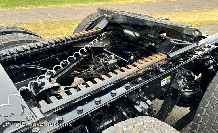 image for item NQ9756 2022 Kenworth W900 semi truck