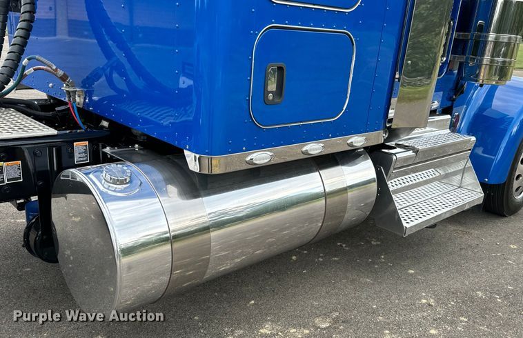 image for item NQ9756 2022 Kenworth W900 semi truck