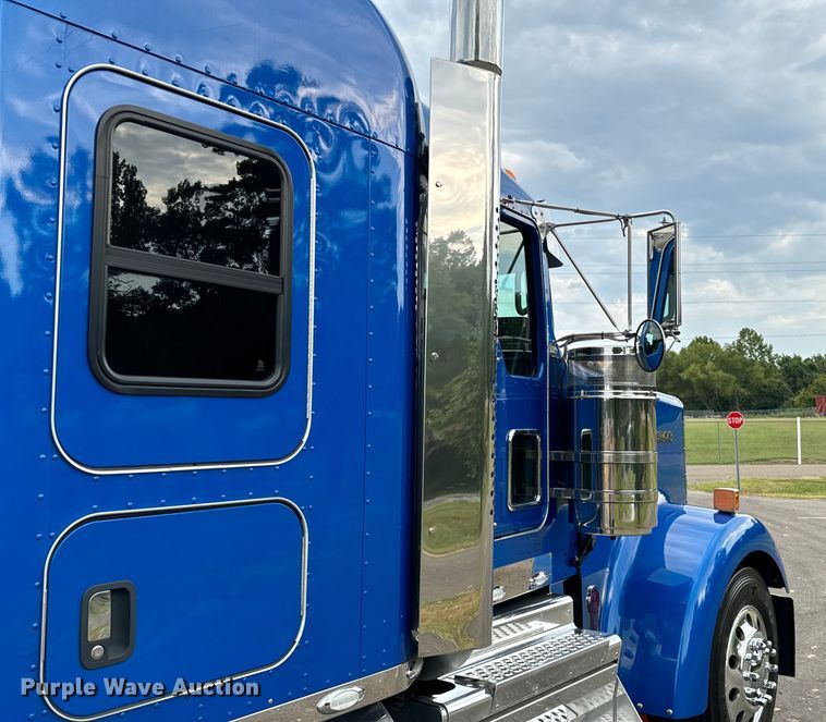 image for item NQ9756 2022 Kenworth W900 semi truck