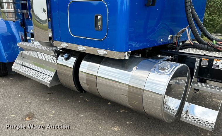 image for item NQ9756 2022 Kenworth W900 semi truck