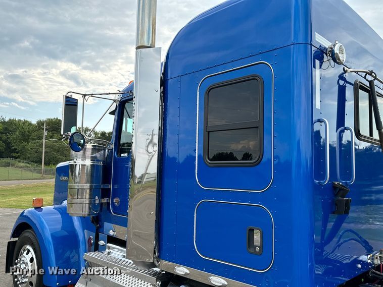 image for item NQ9756 2022 Kenworth W900 semi truck