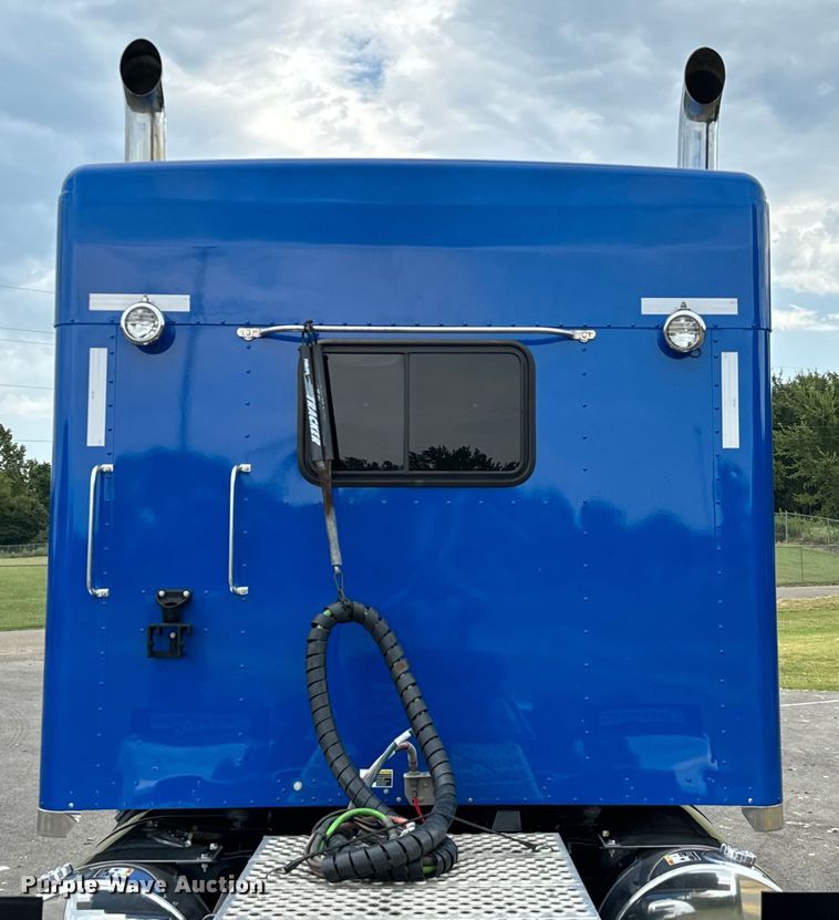 image for item NQ9756 2022 Kenworth W900 semi truck