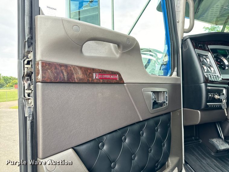 image for item NQ9756 2022 Kenworth W900 semi truck