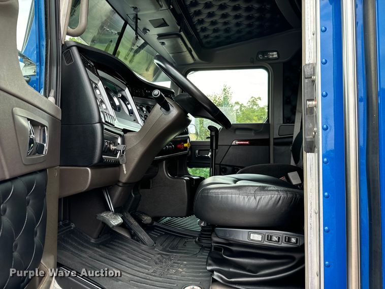 image for item NQ9756 2022 Kenworth W900 semi truck