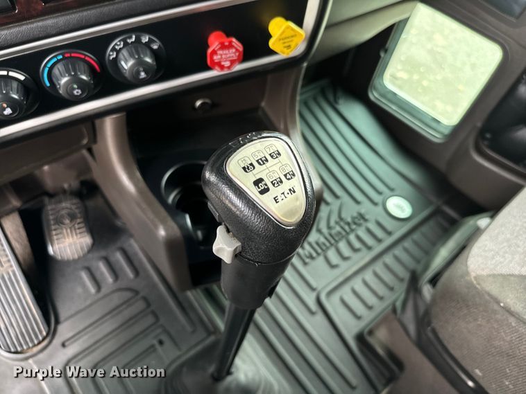 image for item NQ9756 2022 Kenworth W900 semi truck