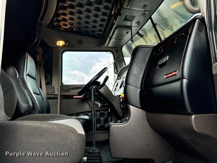 image for item NQ9756 2022 Kenworth W900 semi truck