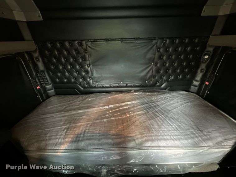 image for item NQ9756 2022 Kenworth W900 semi truck