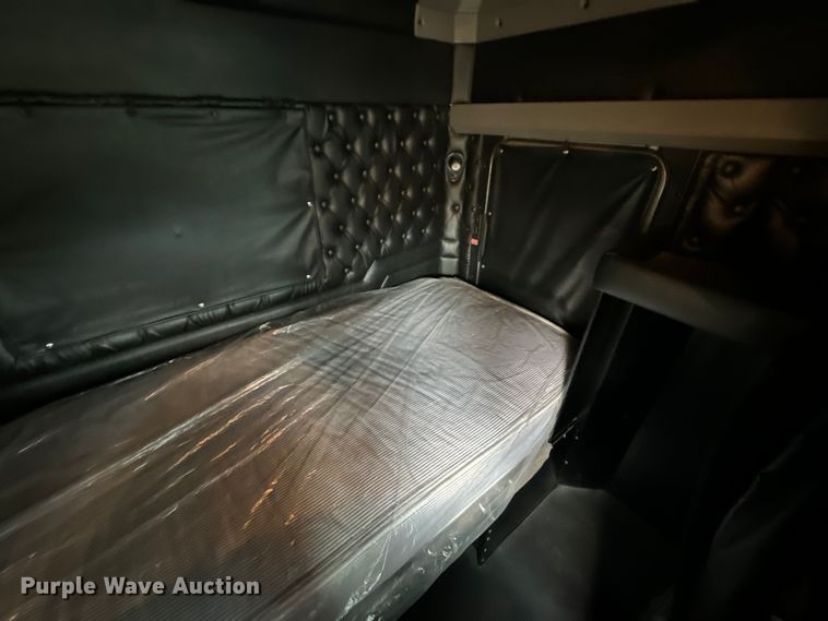 image for item NQ9756 2022 Kenworth W900 semi truck