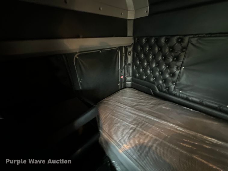 image for item NQ9756 2022 Kenworth W900 semi truck