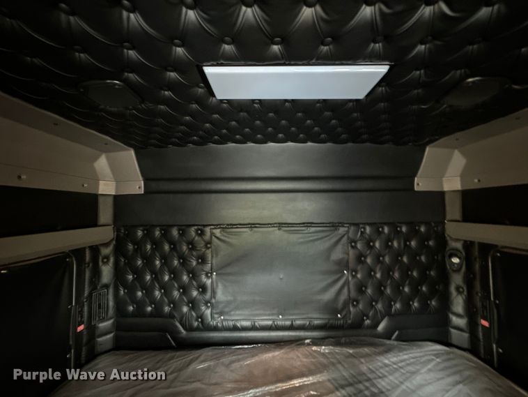 image for item NQ9756 2022 Kenworth W900 semi truck