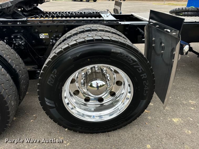 image for item NQ9756 2022 Kenworth W900 semi truck