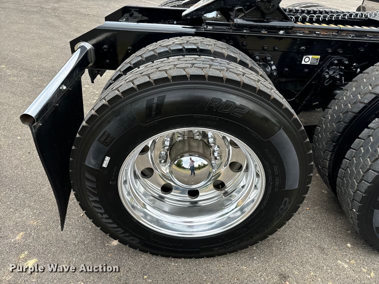 image for item NQ9756 2022 Kenworth W900 semi truck