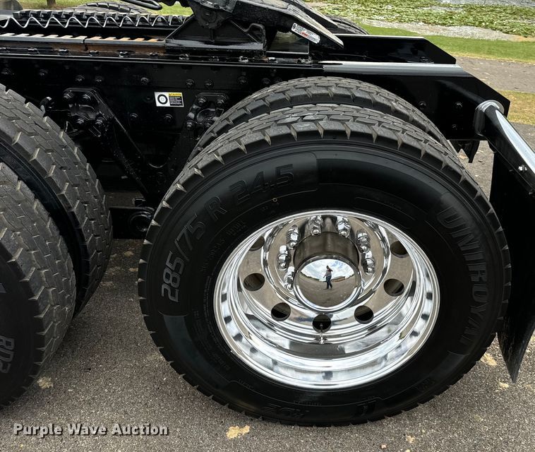 image for item NQ9756 2022 Kenworth W900 semi truck