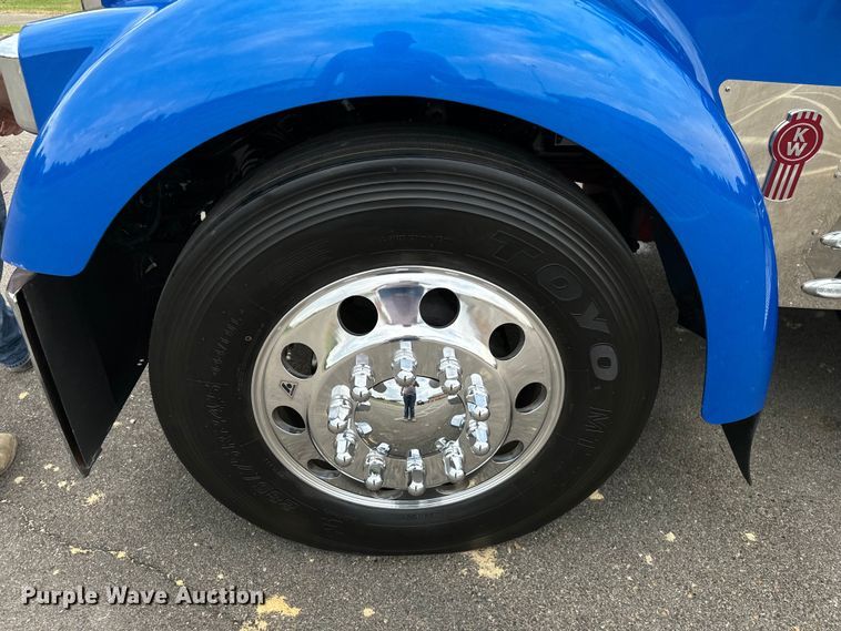 image for item NQ9756 2022 Kenworth W900 semi truck