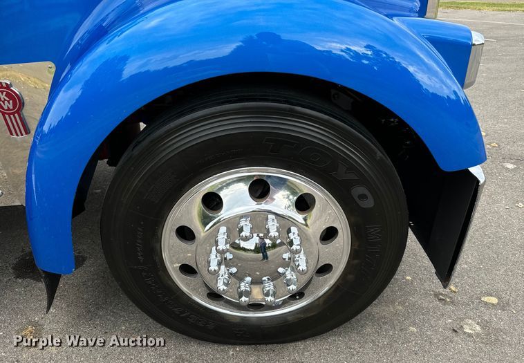 image for item NQ9756 2022 Kenworth W900 semi truck