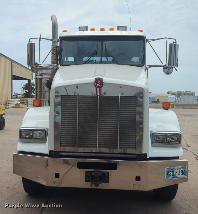 image for item NW9664 2016 Kenworth T800 semi truck